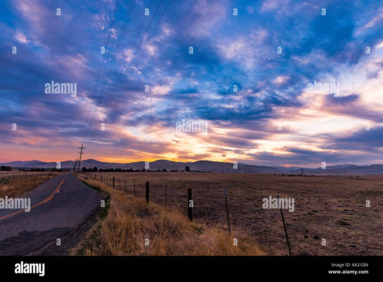 Coucher de soleil sur la chaîne de montagnes de diablo dans la vallée centrale de Californie près de gustine á proximité de l'Interstate 5, à la fin de novembre 2017 Banque D'Images