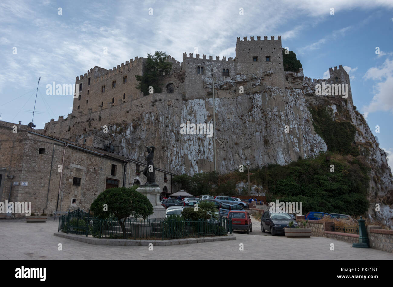 Catania, Italie - 10 septembre 2017 : Cité médiévale ville italienne avec le château normand en Sicile, Italie. montagnes Banque D'Images