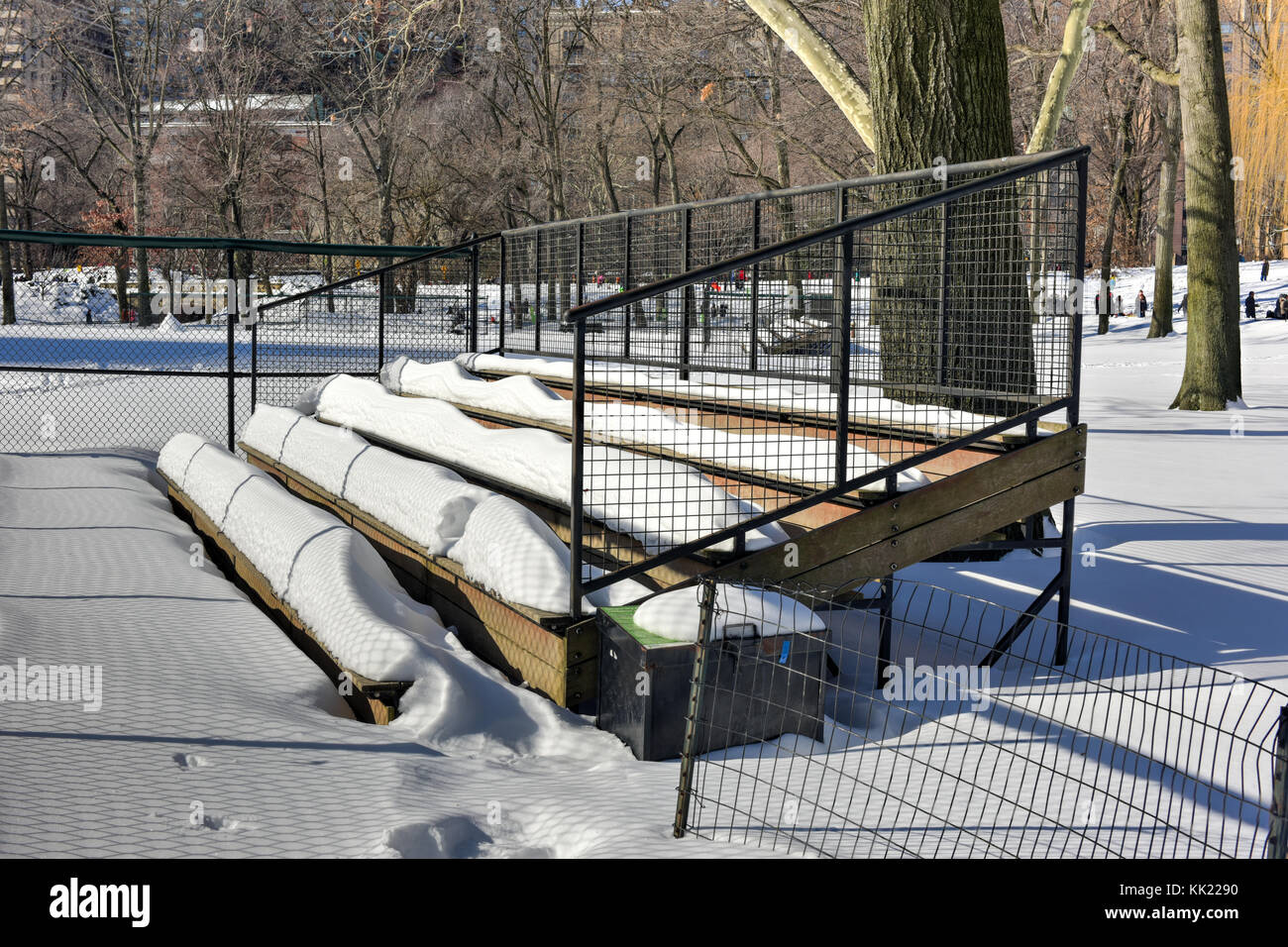 Central Park baseball stand recouvert de neige. Banque D'Images