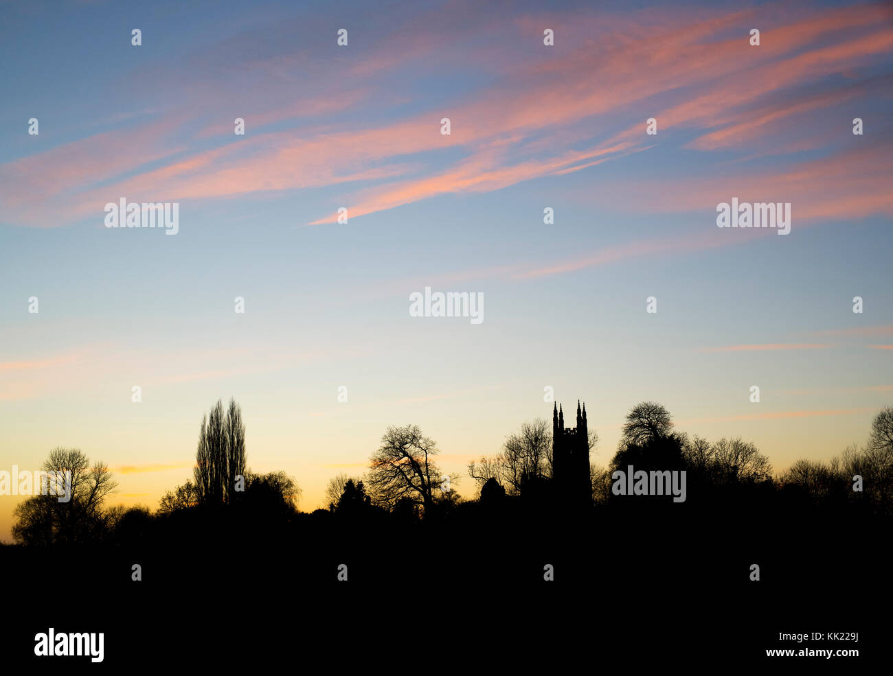Ad Vincula saint Pierre église paroissiale au coucher du soleil en automne. Hampton Lucy, Warwickshire, en Angleterre. Silhouette Banque D'Images