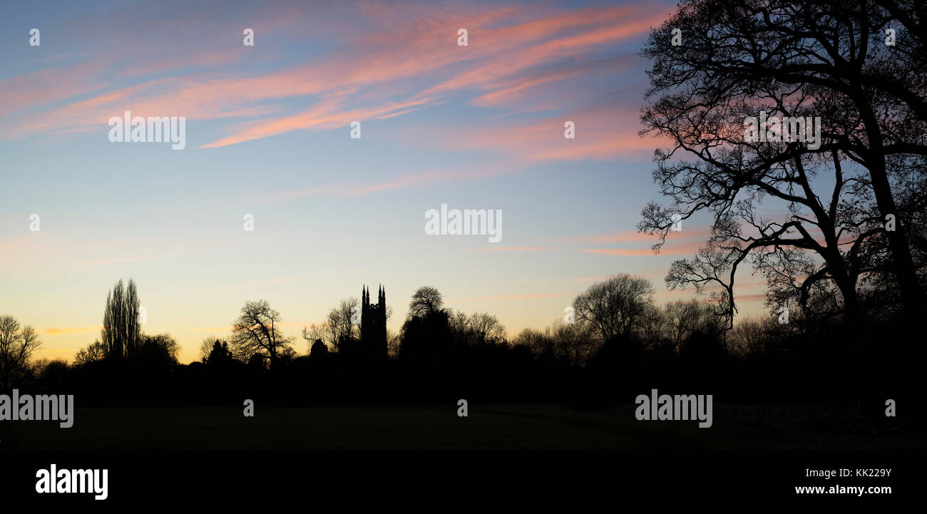 Ad Vincula saint Pierre église paroissiale au coucher du soleil en automne. Hampton Lucy, Warwickshire, en Angleterre. Silhouette. Vue panoramique Banque D'Images