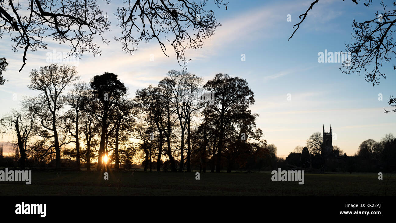 Ad Vincula saint Pierre église paroissiale au coucher du soleil en automne. Hampton Lucy, Warwickshire, en Angleterre. Silhouette. Vue panoramique Banque D'Images