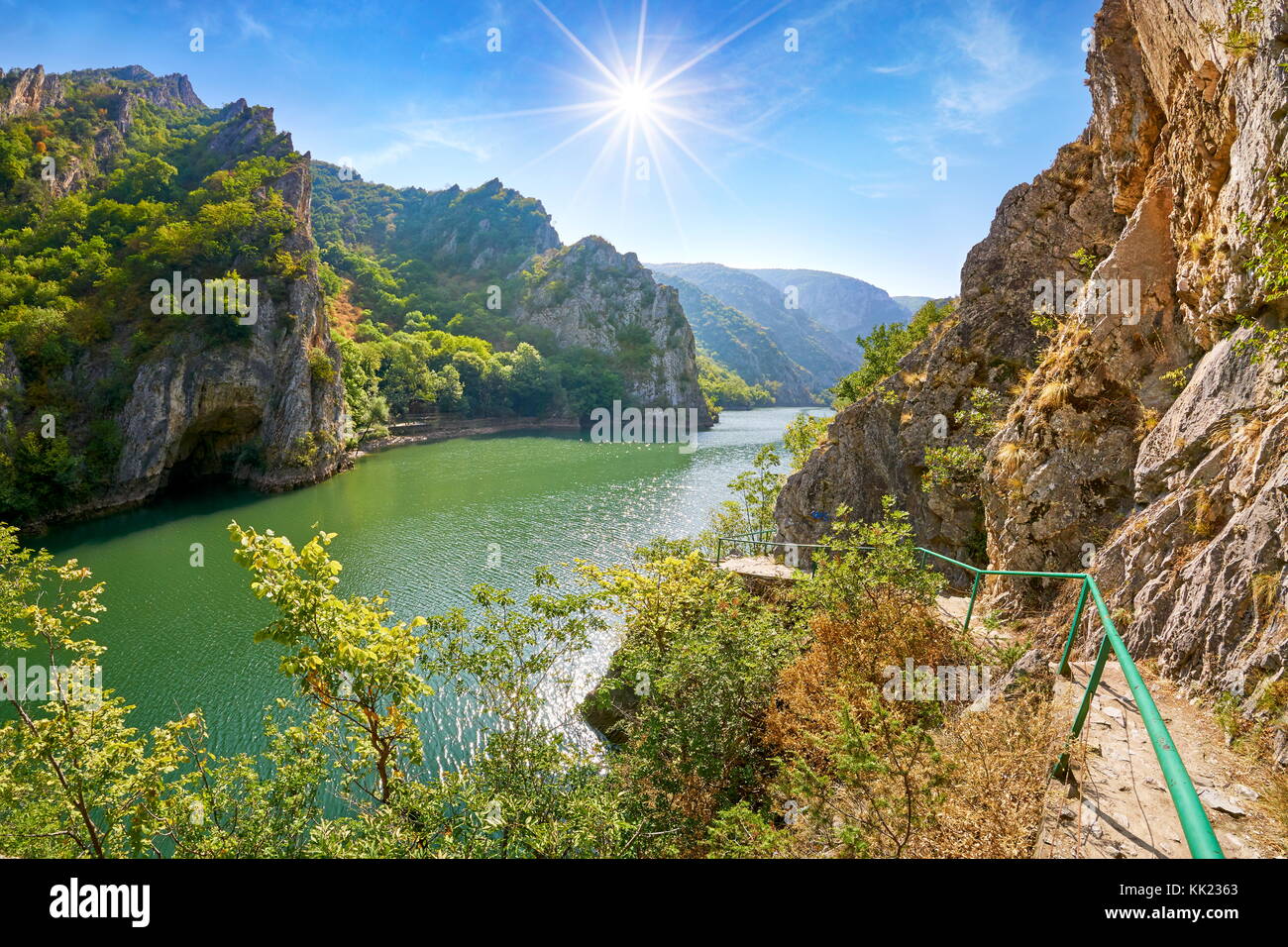 Piste touristique dans le Canyon Matka près de Skopje, Macédoine Banque D'Images