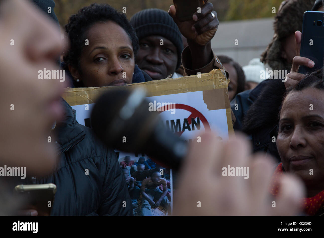 London UK 26 novembre 2017 manifestants devant l'ambassade de Libye à Londres à la suite de rapports dans les ventes aux enchères d'esclaves de migrants en Libye. Banque D'Images