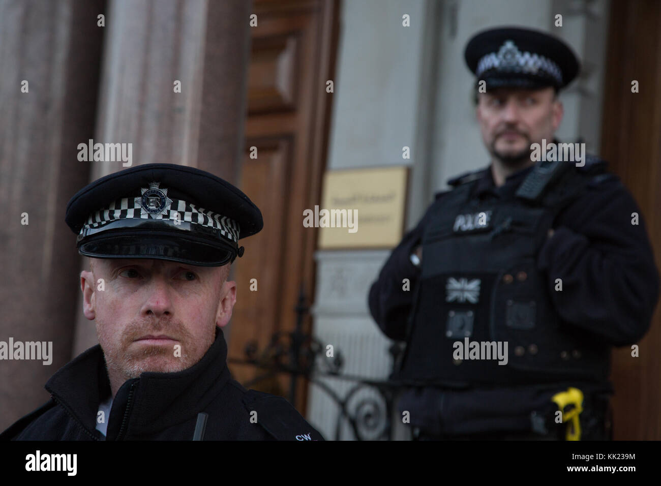 London UK 26 novembre 2017 à l'extérieur de la police l'ambassade de Libye à Londres comme recueillir des manifestants à la suite des rapports sur les ventes aux enchères d'esclaves migrants en Libye Banque D'Images