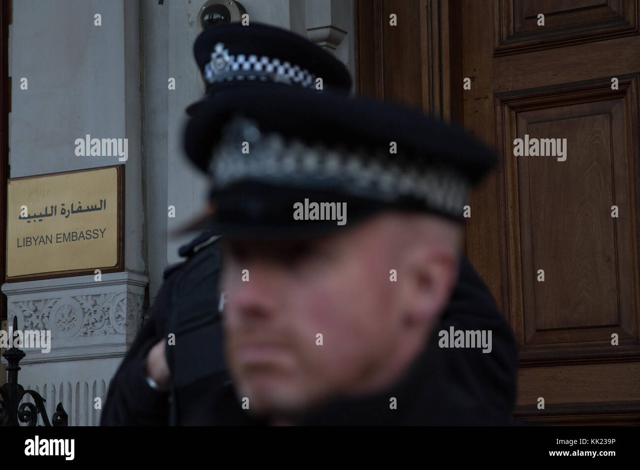 London UK 26 novembre 2017 à l'extérieur de la police l'ambassade de Libye à Londres comme recueillir des manifestants à la suite des rapports sur les ventes aux enchères d'esclaves migrants en Libye Banque D'Images