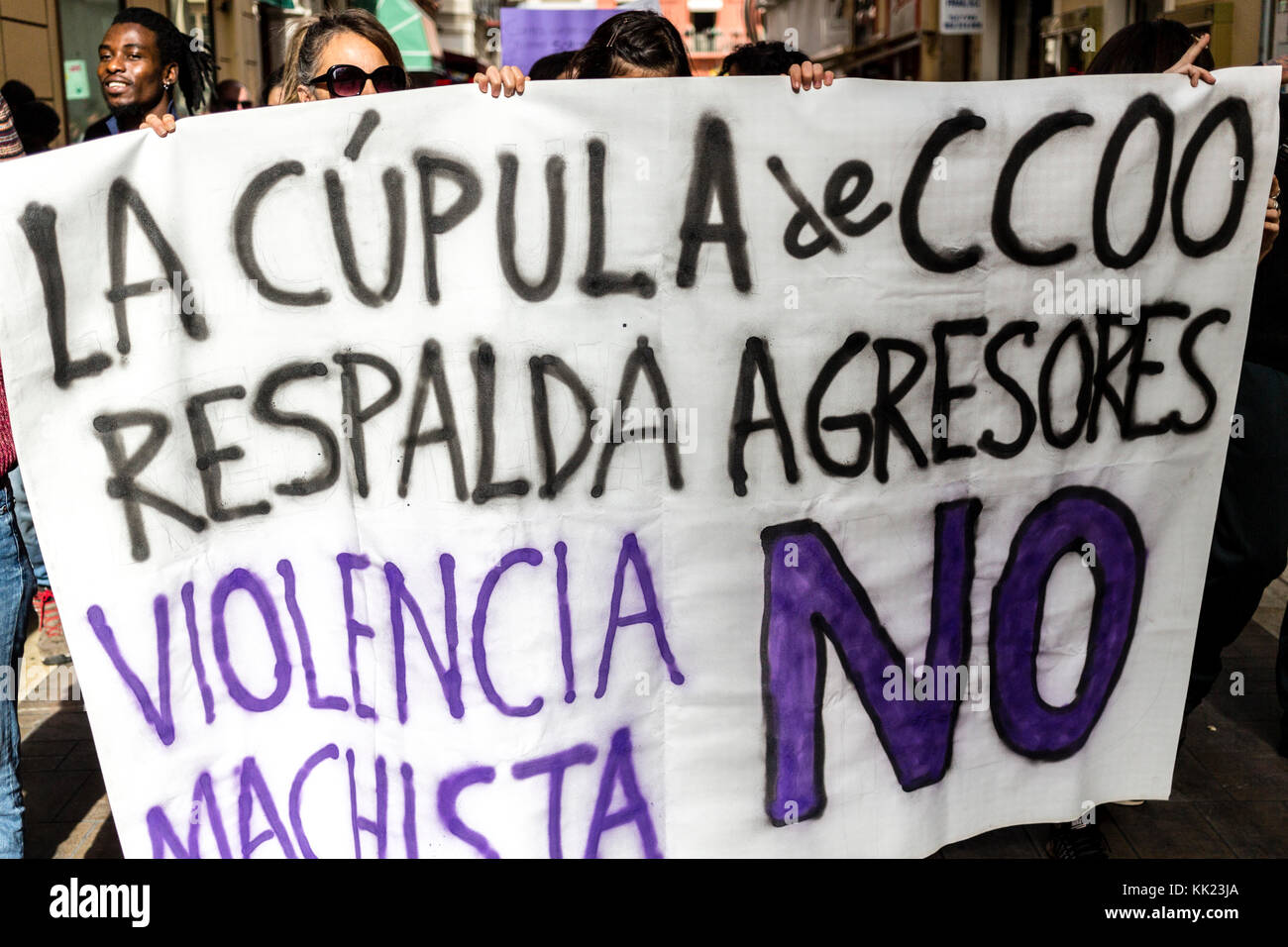 marche de protestation à Malaga en Espagne. Organisé dans le cadre de la Journée internationale des Nations Unies pour l'élimination de la violence à l'égard des femmes le 25 novembre 2017 Banque D'Images