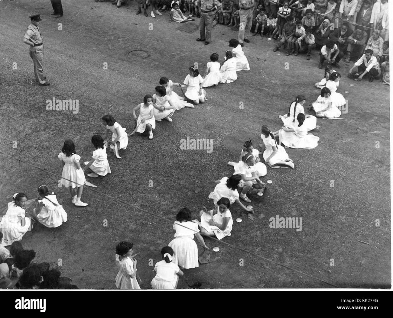 Zvi Oron (Oroshkess). Yom Ha'Atsma'ut (Israël) Défilé du Jour de l'indépendance à Jérusalem. Les enfants de l'école danse le Jaffa Road. 1960 (id.14457787) Banque D'Images