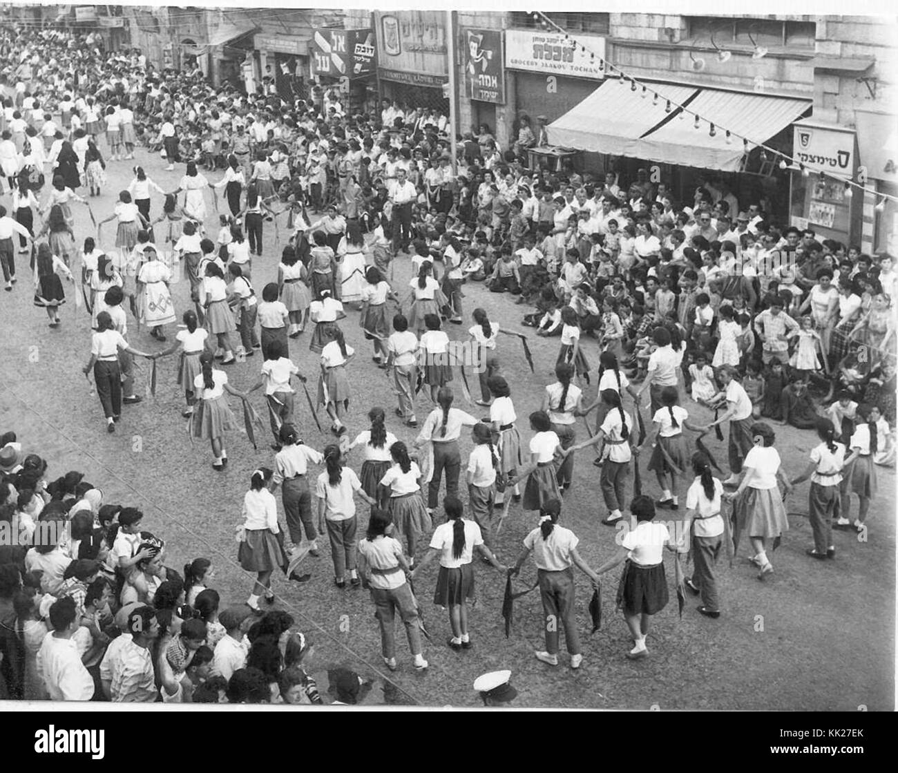 Zvi Oron (Oroshkess). Yom Ha'Atsma'ut (Israël) Défilé du Jour de l'indépendance à Jérusalem. Les enfants de l'école danse le Jaffa Road. 1960 (id.14457790) Banque D'Images