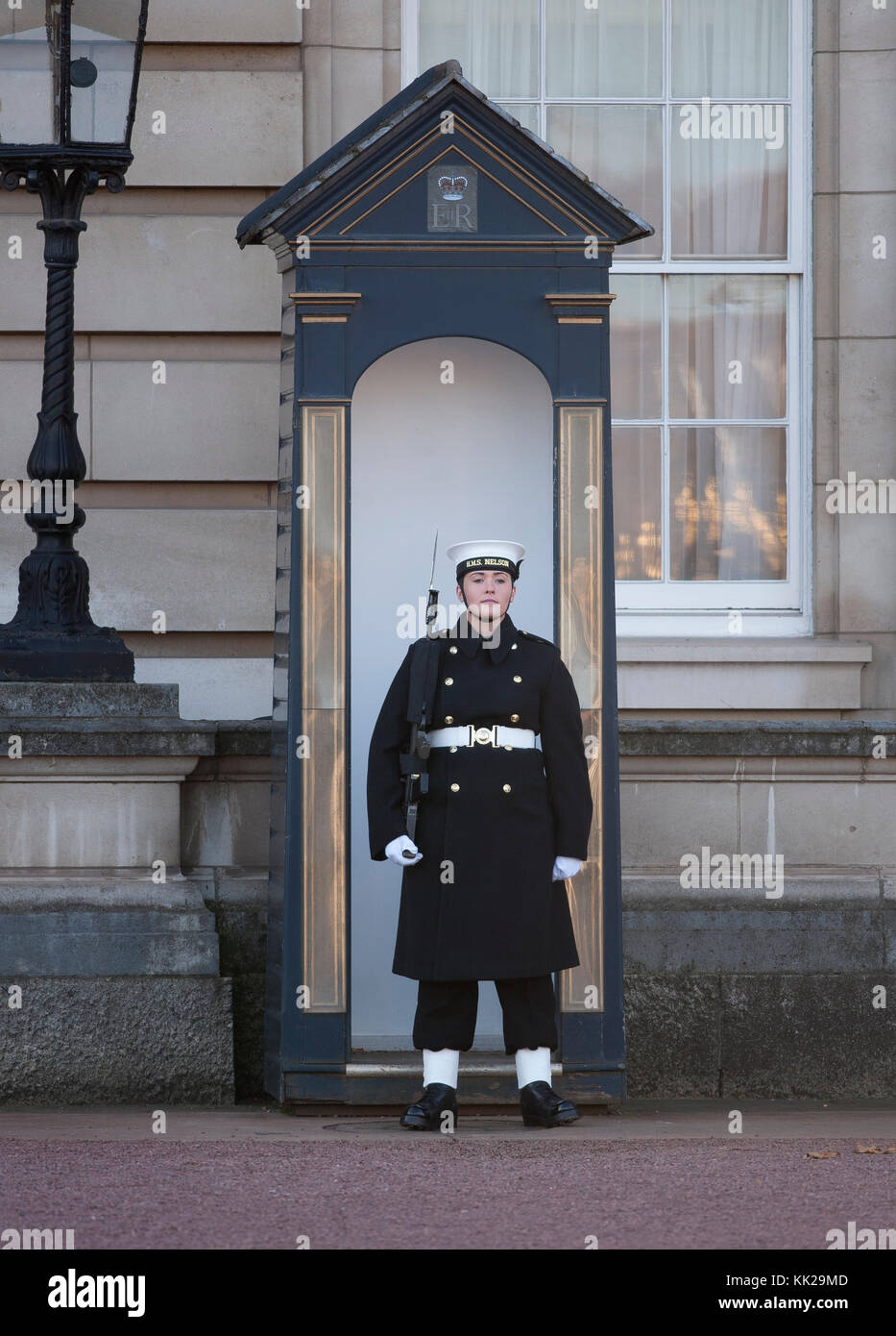 Buckingham Palace, London, UK. 26 novembre, 2017. La Marine royale constitue l'imprimeur de la garde à Buckingham Palace pour la première fois en 357 ans. Banque D'Images