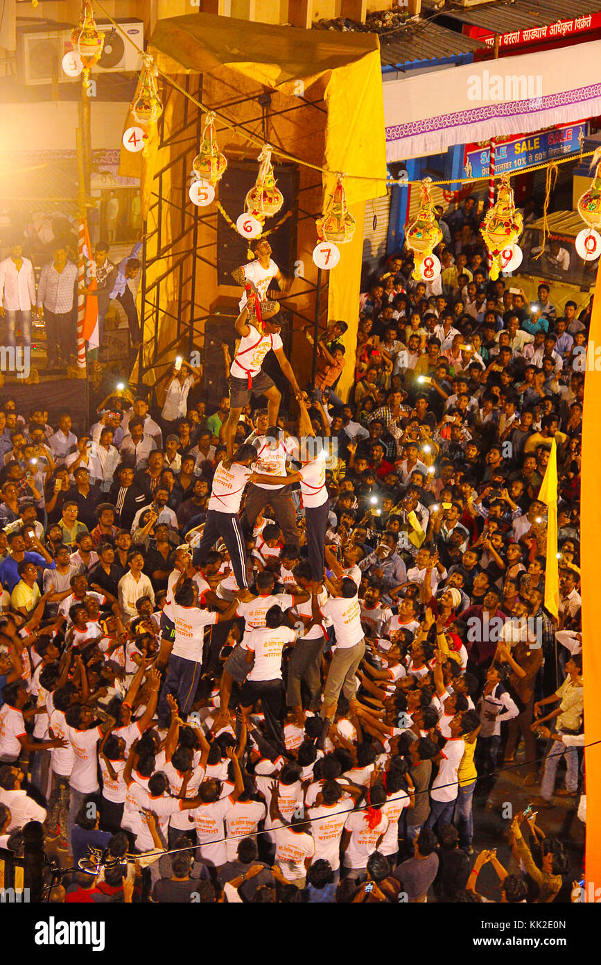Govindas, jeunes garçons entourés par la foule, faisant pyramide humaine pour briser Dahi Handi, Pune Banque D'Images