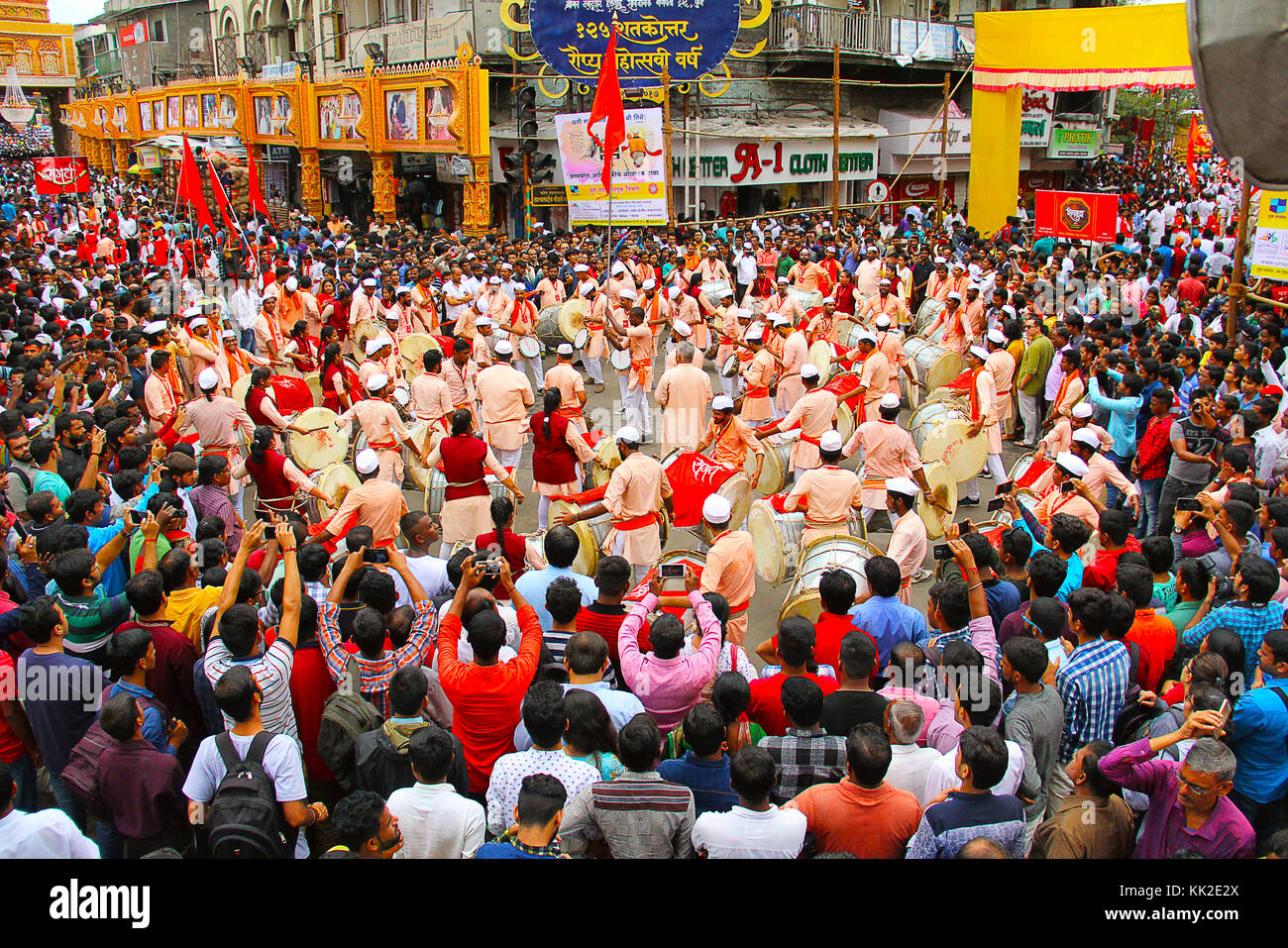 Dhol tasha pathak avec la foule célébrant le festival Ganapati, Pune Banque D'Images