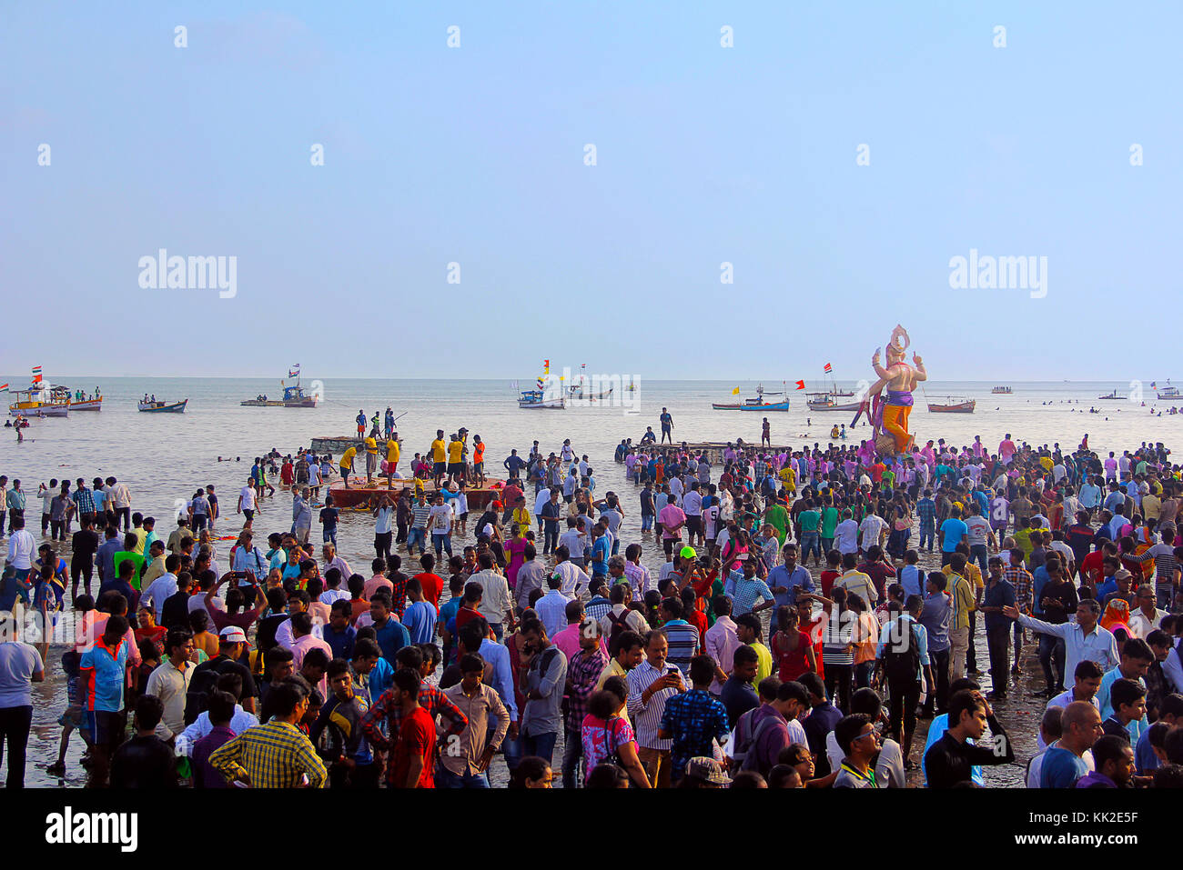 Long plan montrant la mer, les bateaux, la foule et l'énorme idole Ganapati, Girgaon Chowpatty, Mumbai Banque D'Images