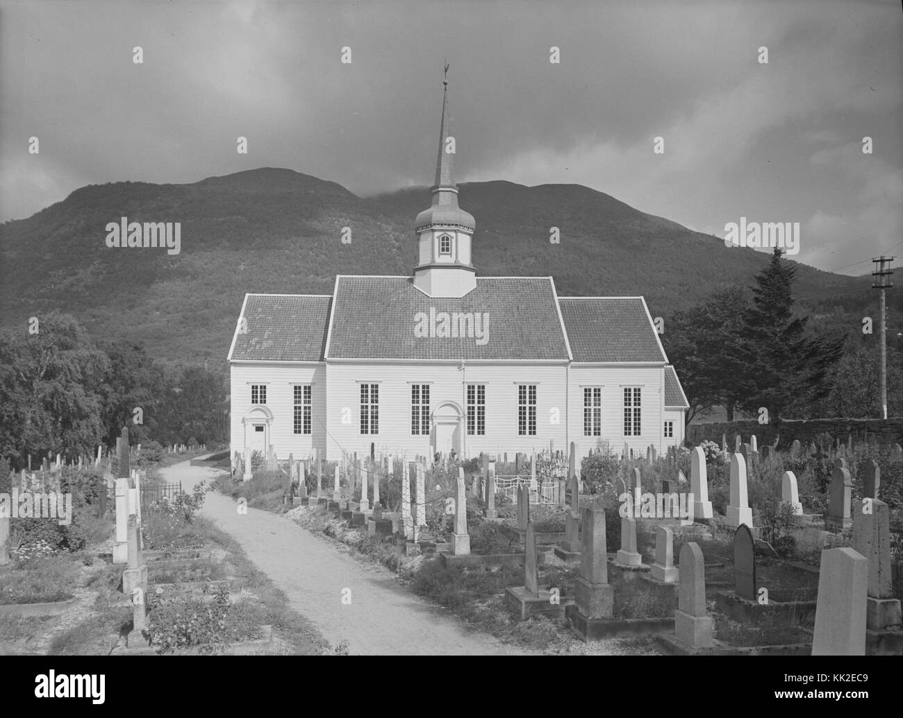 Photographie historique de Nordfjordeid, représentant probablement l'église (kirke) et ses environs. L'image donne un aperçu de ce village norvégien et de son architecture locale, soulignant l'importance historique du site. Banque D'Images