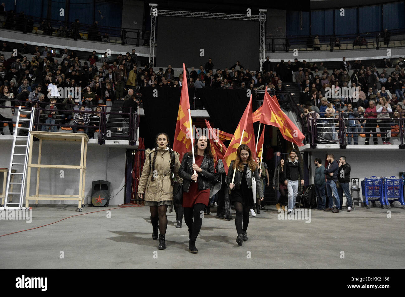 Athènes, Grèce. 26 nov, 2017. Les partisans du parti communiste de Grèce, tenir les drapeaux sur l'événement pour la célébration de l'anniversaire pour les 100 ans à partir de la révolution d'octobre. crédit : giorgos zachos/sopa/zuma/Alamy fil live news Banque D'Images