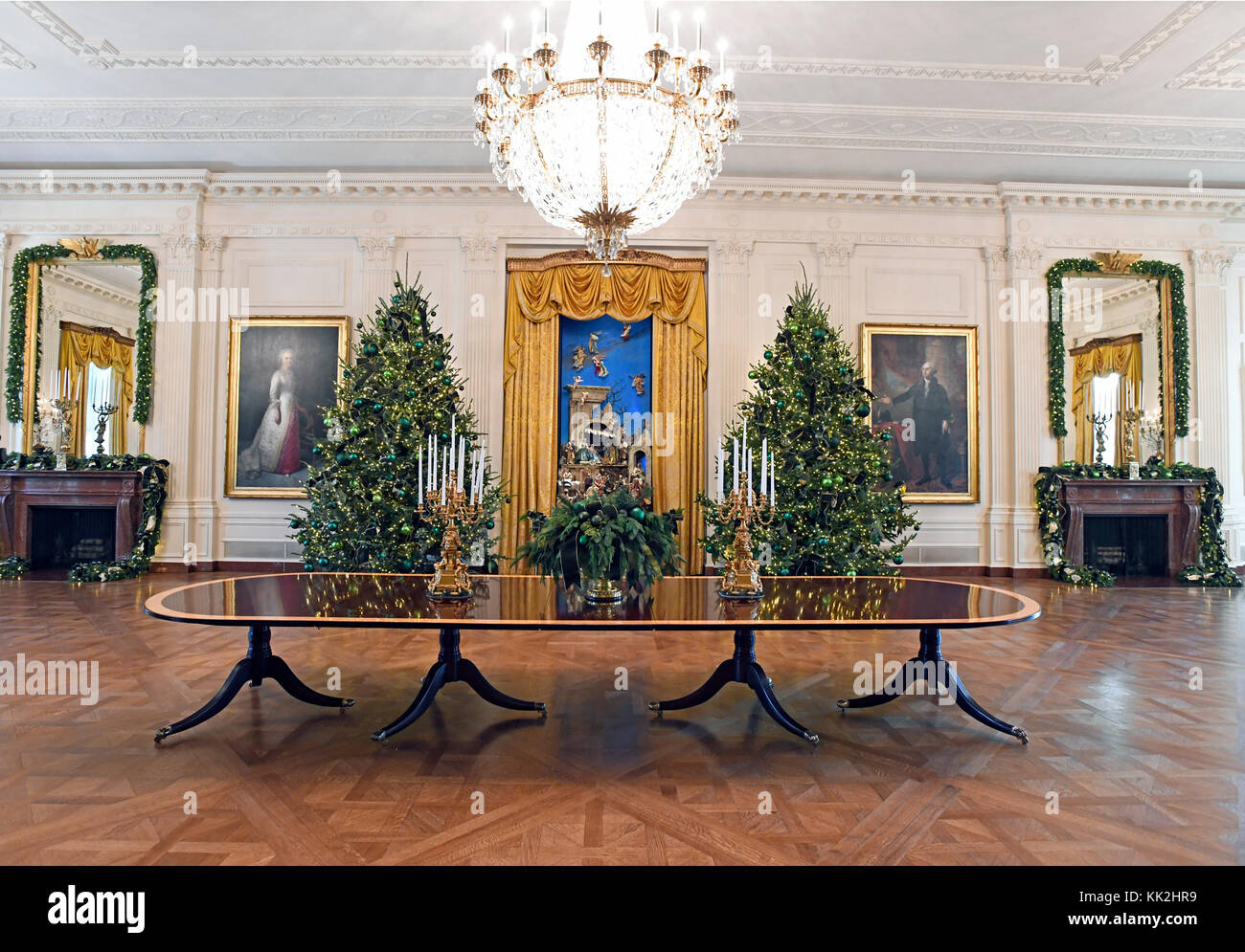 Les décorations de Noël 2017 de la Maison Blanche, avec le thème « traditions D'Honneur », qui ont été personnellement sélectionnées par la première dame Melania Trump, sont prévisualisées pour la presse à Washington, DC le lundi 27 novembre 2017. Vue panoramique sur les décorations de Noël de la salle est montrant la crèche de la Maison Blanche qui a été donnée en 1967 par Mme Charles W. Engelhard. Crédit : Ron Sachs/CNP /MediaPunch Banque D'Images