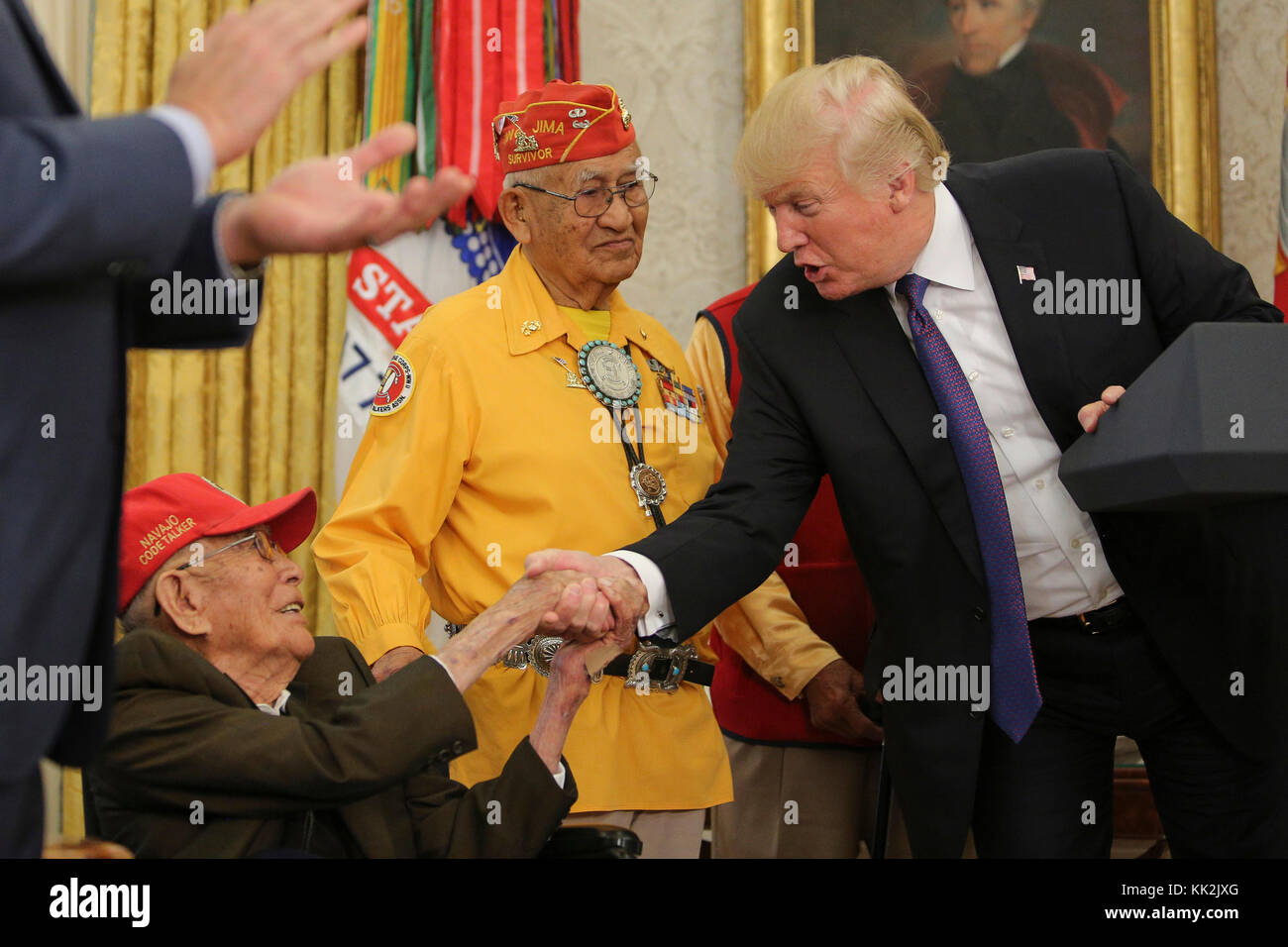 Le président des États-Unis Donald J. Trump accueille les membres des cocoteurs amérindiens lors d'un événement au Bureau ovale de la Maison Blanche, le 27 octobre 2017 à Washington, DC. Crédit: Oliver Contreras/Pool via CNP/MediaPunch Banque D'Images