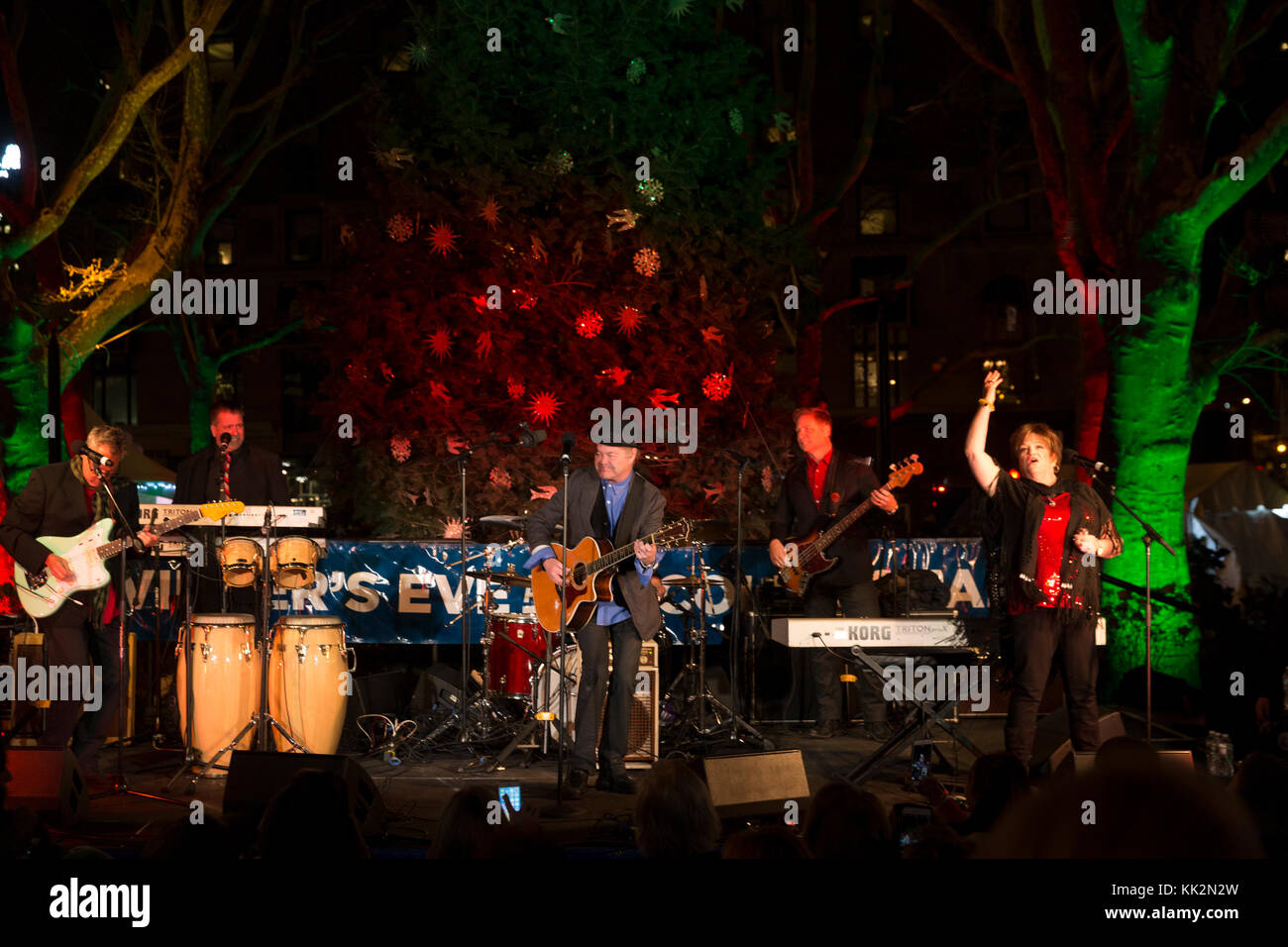 New York, USA. 27 novembre, 2017. et les monkees micky dolenz band effectuer au cours de l'hiver la saint Sylvestre au Lincoln Center : l'illumination de l'arbre et food tasting crédit : lev radin/Alamy live news Banque D'Images