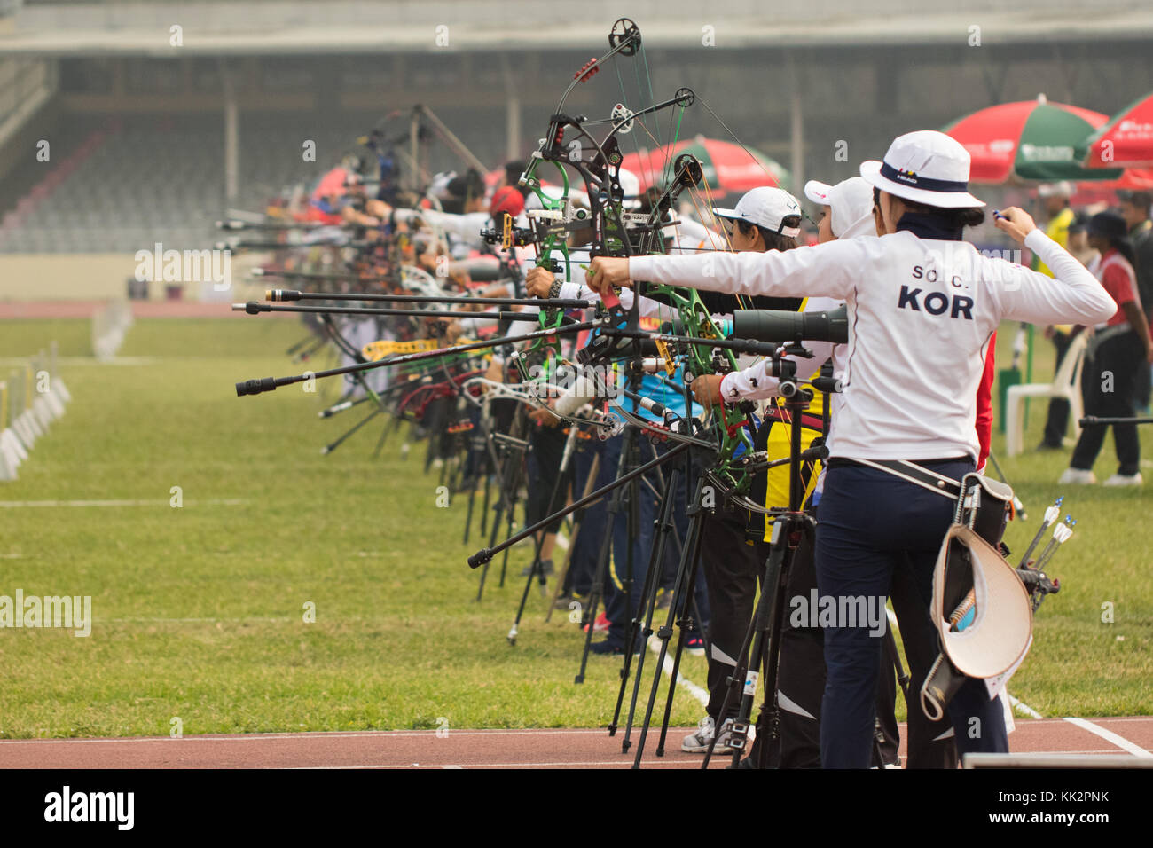 Dhaka, Bangladesh. 28 novembre 2017. La Corée du Sud a remporté la première médaille d'or de tir à l'arc du 20e Championnat de Tir à l'Asiatique en battant l'Inde par 157-153 points de l'équipe mixte composé final de l'événement qui a eu lieu mardi à Bangabandhu National Stadium, Dhaka, Bangladesh. Un total de 33 pays sont en compétition pour les 10 médailles d'or dans les championnats. Le 20e Championnat de Tir à l'Asie, 2017 Dhaka, Bangladesh commence le samedi (25 novembre) pour la première fois au Bangladesh sous les auspices du Bangladesh (BAF) Fédération de tir à l'Arc mondial et l'Asie (WAA). Azim Khan Ronnie/Alamy Live News Banque D'Images