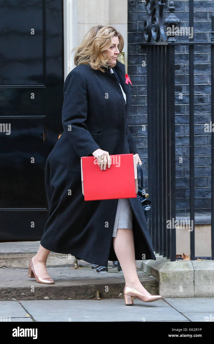 Downing street. Londres. uk 28 nov 2017- penny mordaunt, secrétaire d'État au développement international s'écarte de no 10 Downing Street après avoir assisté à la réunion hebdomadaire du cabinet. Banque D'Images