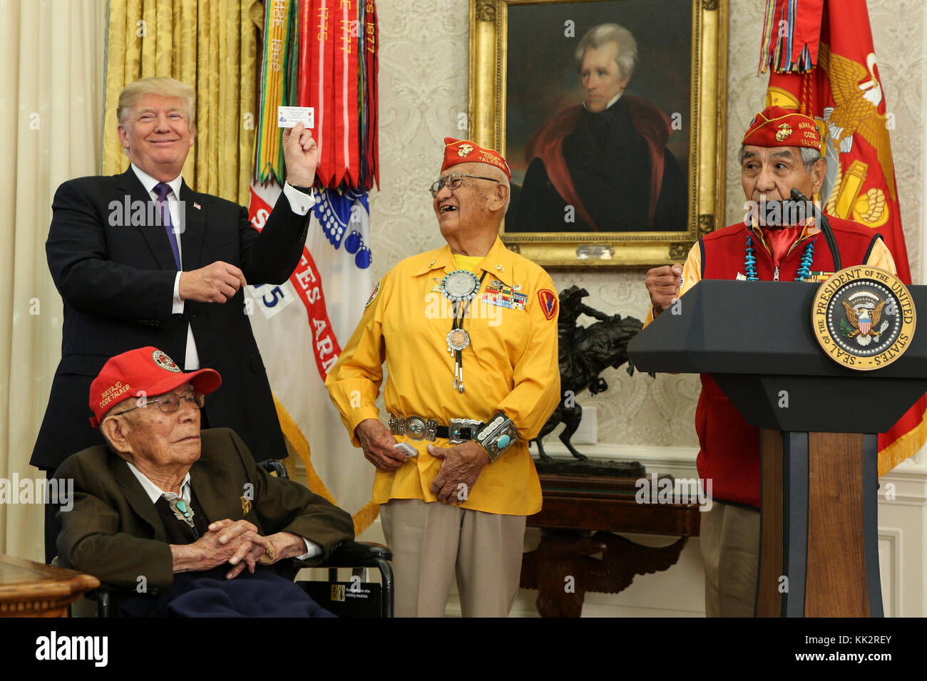 Washington, DC. 27 octobre 2017. Le président des États-Unis Donald J. Trump organise un événement honorant les locuteurs de code amérindiens dans le bureau ovale de la Maison Blanche, le 27 octobre 2017 à Washington DC. Crédit : Oliver Contreras/Pool via CNP - AUCUN SERVICE DE FIL · crédit : Oliver Contreras/Consolidated News photos/Oliver Contreras - Pool via CNP/dpa/Alamy Live News Banque D'Images