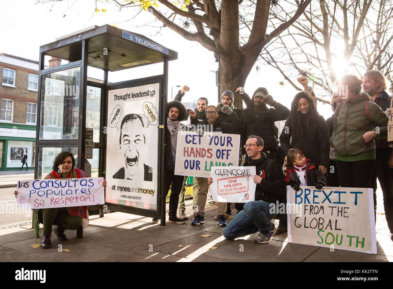 Londres, Royaume-Uni. 28 novembre, 2017. Des militants répartis dans des groupes anti-mines de partout dans le monde, y compris la London mining network autour d'une protestation à l'encontre de l'extérieur des mines et de l'argent conférence au cours de laquelle Nigel Farage et arron banques étaient de donner des discours sur la première journée au Business Design Centre à islington xénophobes contre les récits, des politiques et des accords commerciaux qui ont en vue d'accroître la complicité dans la destruction de l'exploitation minière, la migration forcée et de violations des droits de l'homme.' credit : mark kerrison/Alamy live news Banque D'Images