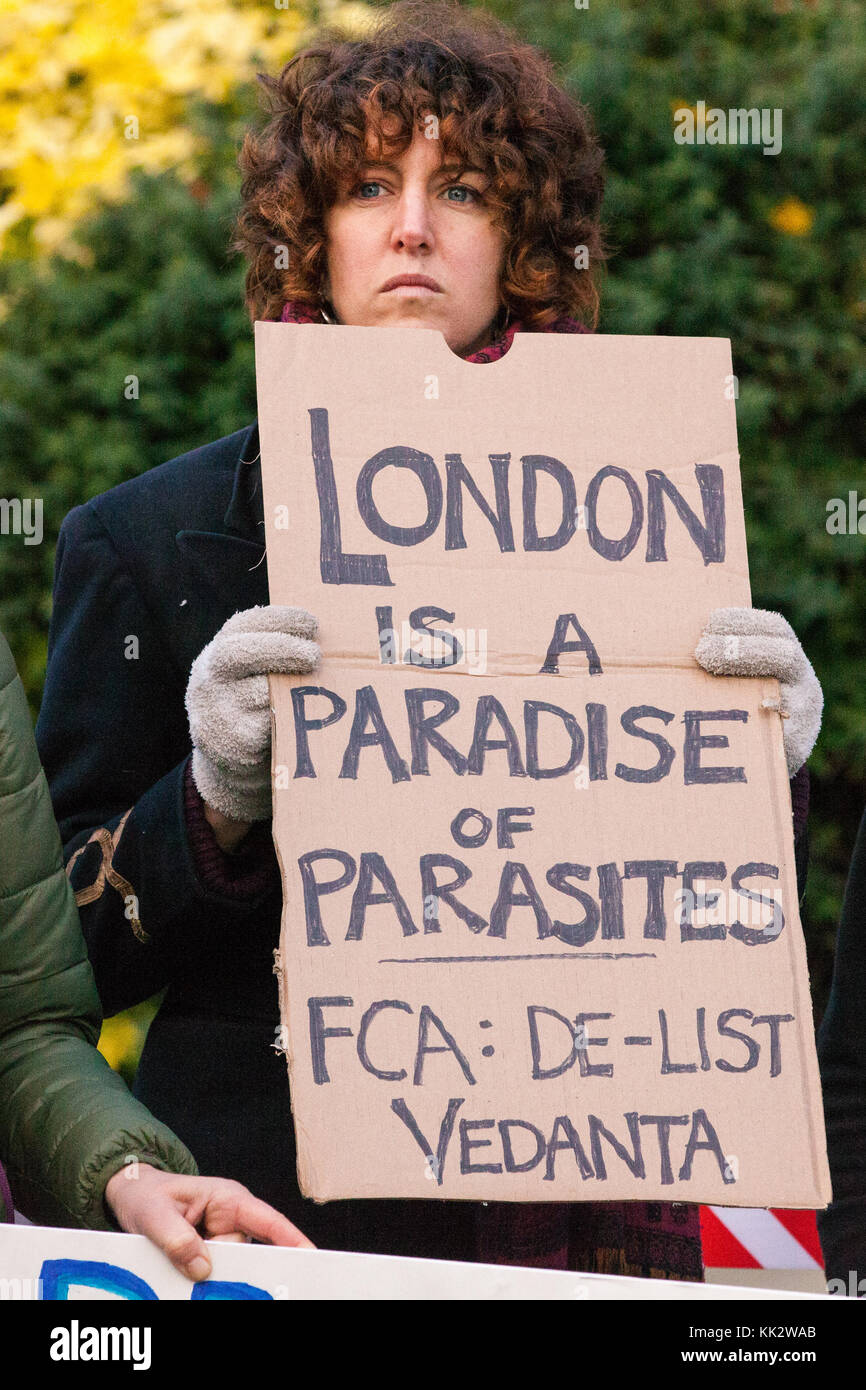 Londres, Royaume-Uni. 28 novembre, 2017. Des militants répartis dans des groupes anti-mines de partout dans le monde, y compris la London mining network protester devant les mines et de l'argent conférence au cours de laquelle Nigel Farage et arron banques étaient de donner des discours sur la première journée au Business Design Centre à islington xénophobes contre les récits, des politiques et des accords commerciaux qui ont en vue d'accroître la complicité dans la destruction de l'exploitation minière, la migration forcée et de violations des droits de l'homme.' credit : mark kerrison/Alamy live news Banque D'Images