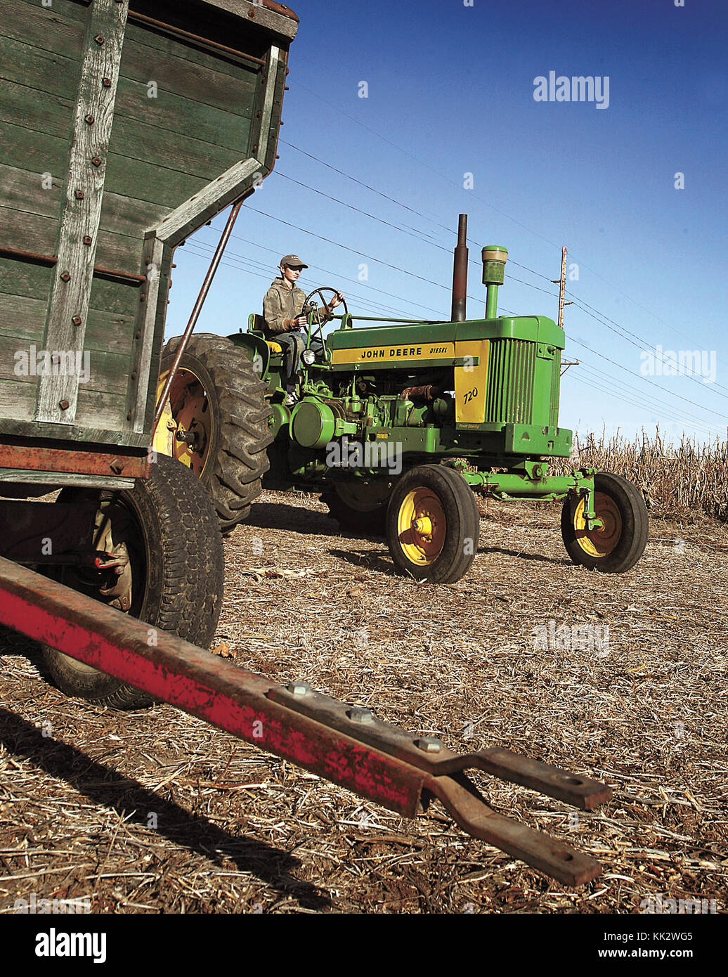 Le 10 novembre 2009 - maquoketa, Iowa, États-Unis - Jacob Miller, 13 ans, apporte de chariots pour être vidé dans le berceau du maïs construit en 1951 sur la ferme familiale. (Crédit image : © Jeff cook/quad-city times via zuma sur le fil) Banque D'Images Le 10 novembre 2009 - maquoketa, Iowa, États-Unis - Jacob Miller, 13 ans, apporte de chariots pour être vidé dans le berceau du maïs construit en 1951 sur la ferme familiale. (Crédit image : © Jeff cook/quad-city times via zuma sur le fil) Banque D'Images