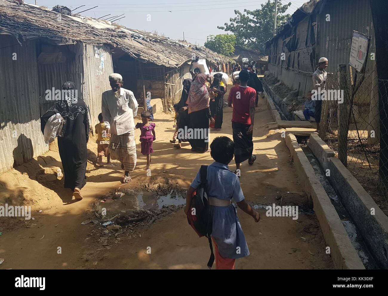 Kutupalong, Bangladesh. 28 novembre 2017. Vue de la rue dans le camp de réfugiés Rohingya à Kutupalong, Bangladesh, 28 novembre 2017. Crédit : Nick Kaiser/dpa/Alamy Live News Banque D'Images