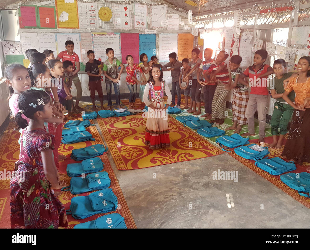 Balukhali, au Bangladesh. 28 nov, 2017. Une fille effectue un jeu dans le 'centre de formation' du Fonds des Nations unies pour l'organisation des secours de l'UNICEF sur le camp de réfugiés rohingya dans balukhali, Bangladesh, 28 novembre 2017. Environ 60  % de la sont des enfants réfugiés rohingya. crédit : nick kaiser/dpa/Alamy live news Banque D'Images