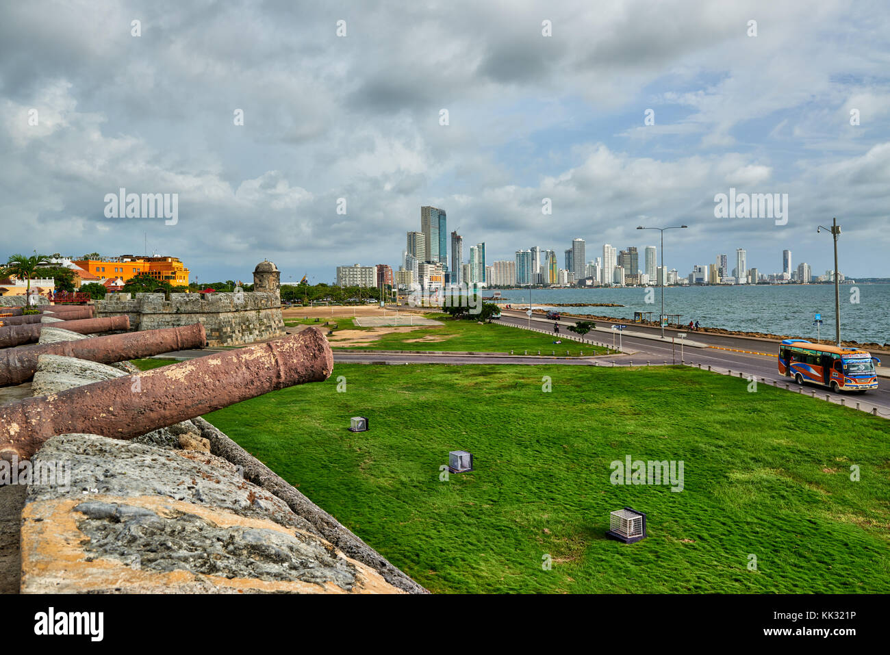 Vue sur la vieille ville de cannon à l'horizon de nouveau quartier Bocagrande, Cartagena de Indias, Colombie, Amérique du Sud Banque D'Images