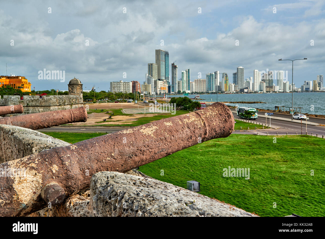 Vue sur la vieille ville de cannon à l'horizon de nouveau quartier Bocagrande, Cartagena de Indias, Colombie, Amérique du Sud Banque D'Images