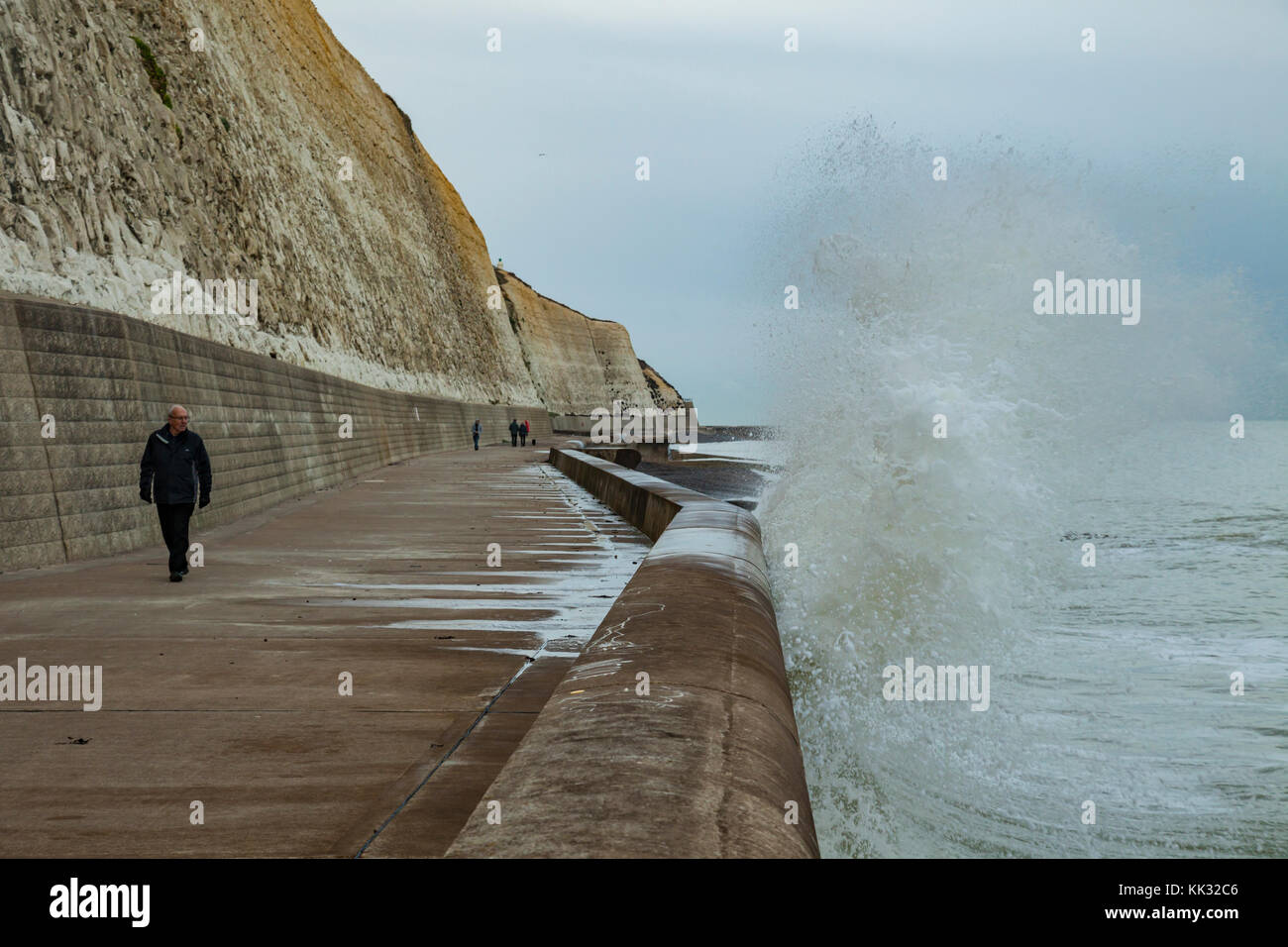 Les vagues se briser contre les défenses de la mer sur la côte du Sussex, en Angleterre. Banque D'Images