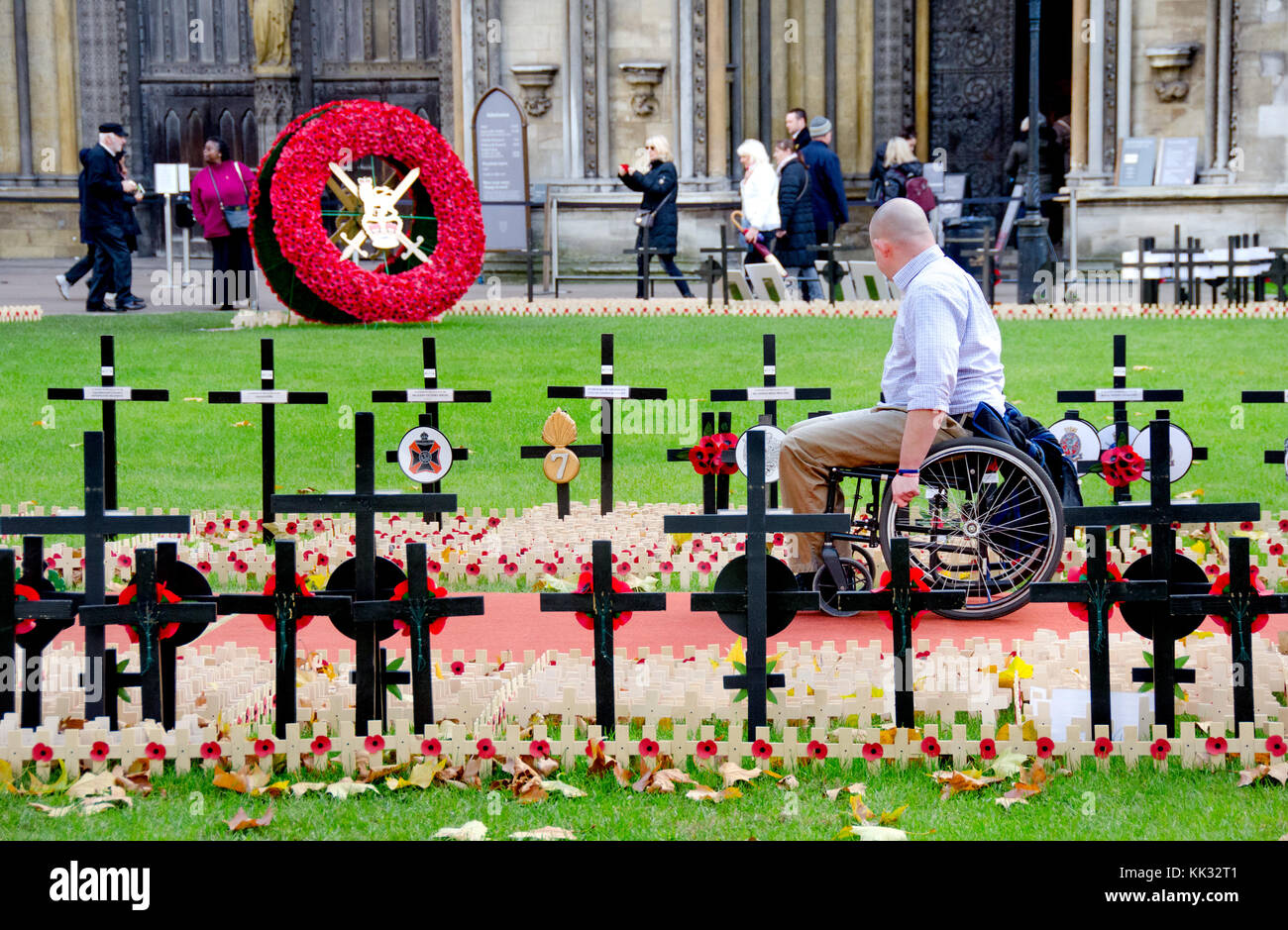 Londres, Angleterre, Royaume-Uni. Des croisements et des coquelicots dans le domaine de l'abbaye de Westminster, le 11 novembre 2017 - l'homme dans un wheelchiar à Banque D'Images