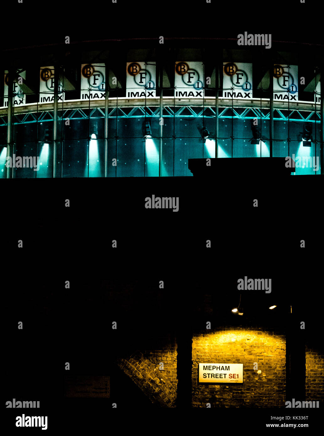 Vue nocturne du bâtiment Imax du BFI British Film Institute, South Bank, Londres, Angleterre, Royaume-Uni Banque D'Images