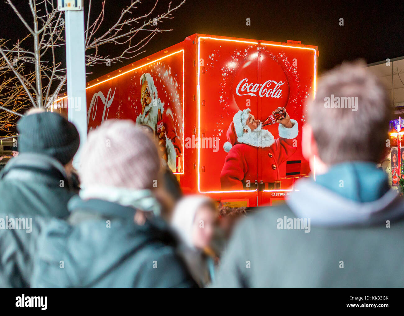 Foule devant de Coca-Cola holidays are coming camion de Noël au Royaume-Uni représentant traditionnel du Père Noël ou Père Noël tenant une bouteille de CO Banque D'Images