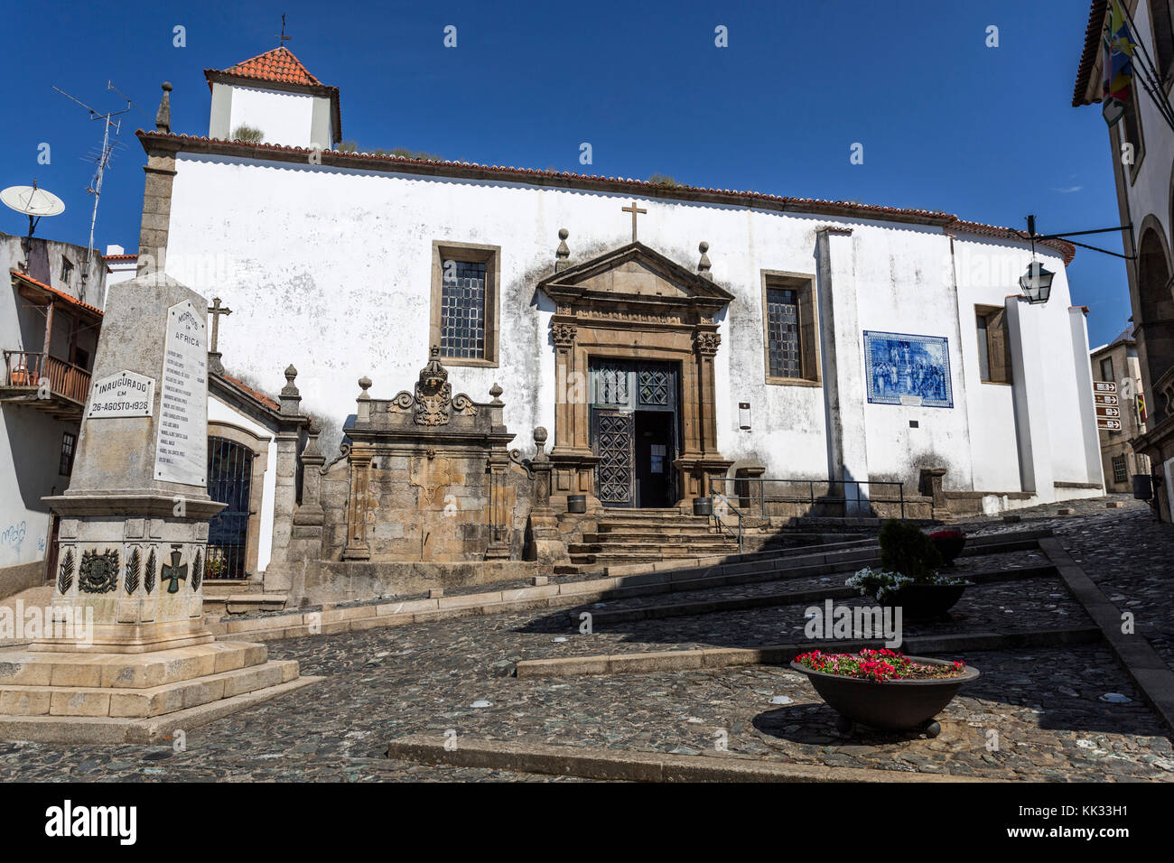 Entrée principale de l'église Sao Vicente avec la dix-septième siècle portail maniériste, flanquée d'une fontaine d'eau un panneau en carreaux, Bragança, Portugal Banque D'Images