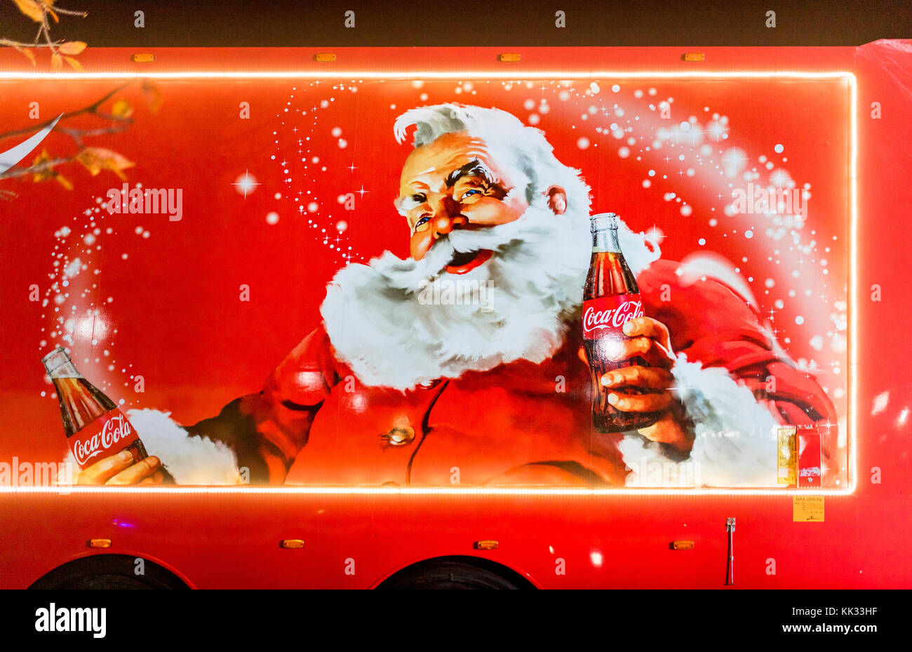 Noël côté camion Coca-Cola au Royaume-Uni représentant traditionnel du Père Noël ou Père Noël tenant une bouteille de Coca Banque D'Images