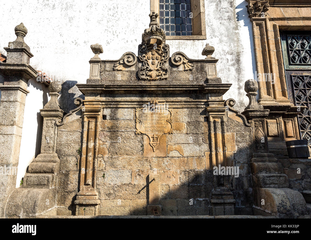 Fontaine du xviiie siècle entièrement fait de pierre de granit avec les armoiries royales de la Couronne et sur le dessus, à l'entrée principale de sao vice Banque D'Images