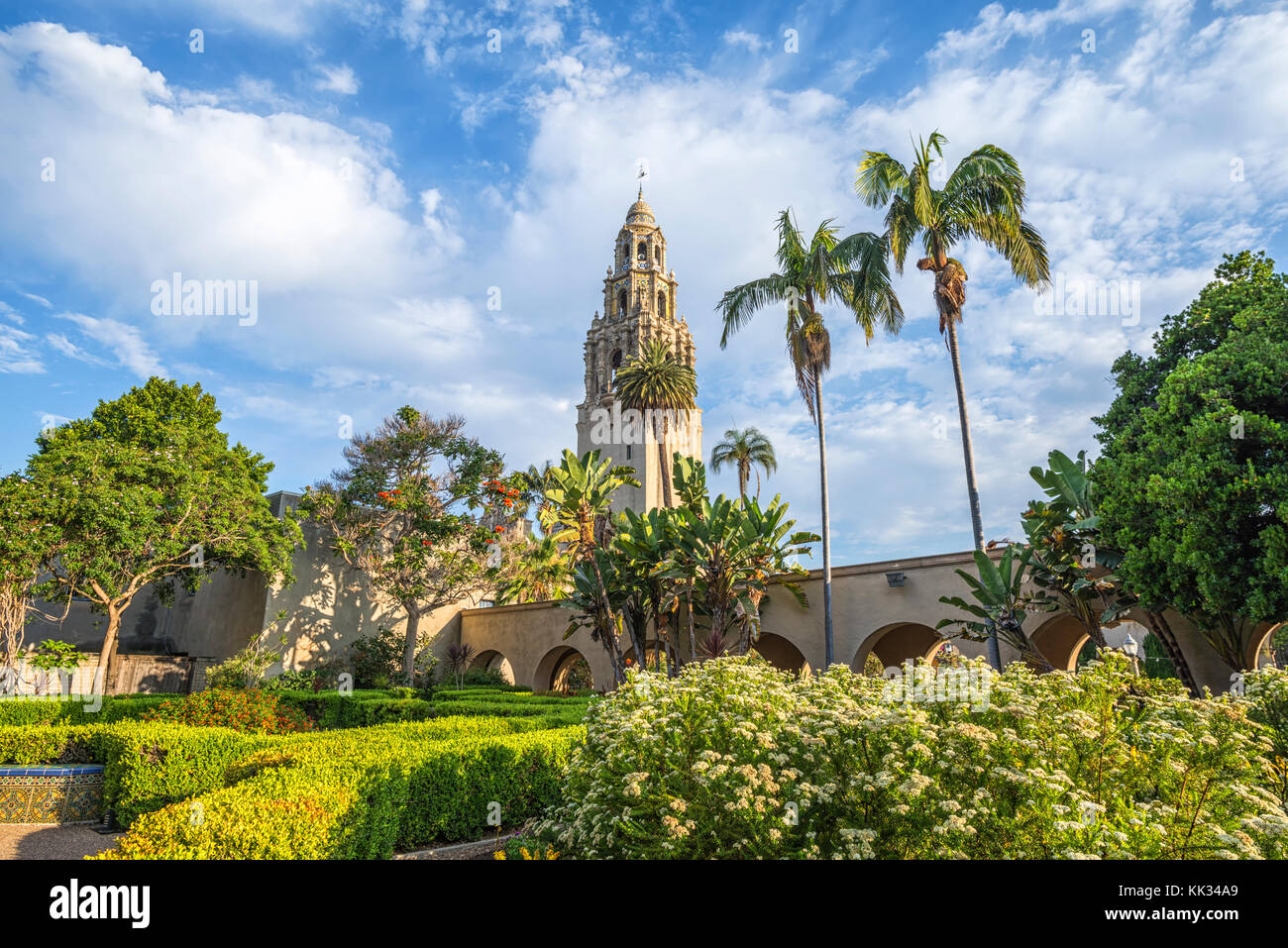 Les jardins de l'Alcazar et la Tour de Californie. Balboa Park, San Diego, Californie, USA. Banque D'Images