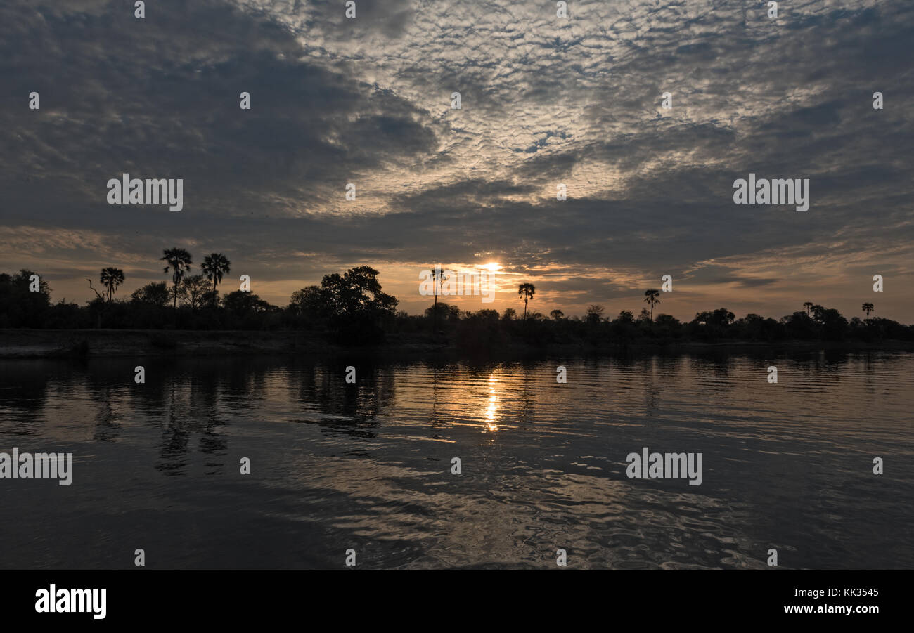 Coucher du soleil sur l'Okavango en Namibie Banque D'Images