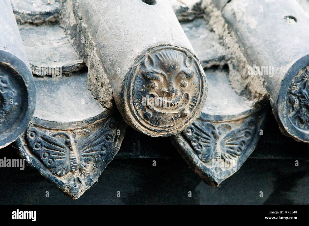 Tête de dragon papillon motif tuile dans xingguo monastère sur la montagne aux mille bouddhas, qianfo shan, jinan City, Shandong, Chine Banque D'Images