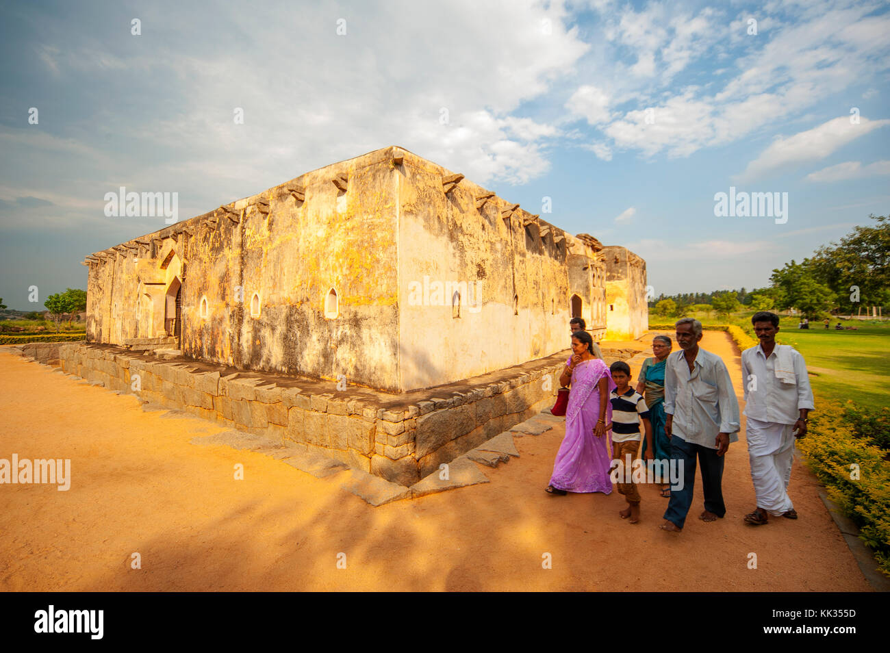 Famille indienne près de Queen's bath, ou la piscine du complexe de Hampi, Karnataka, Inde Banque D'Images