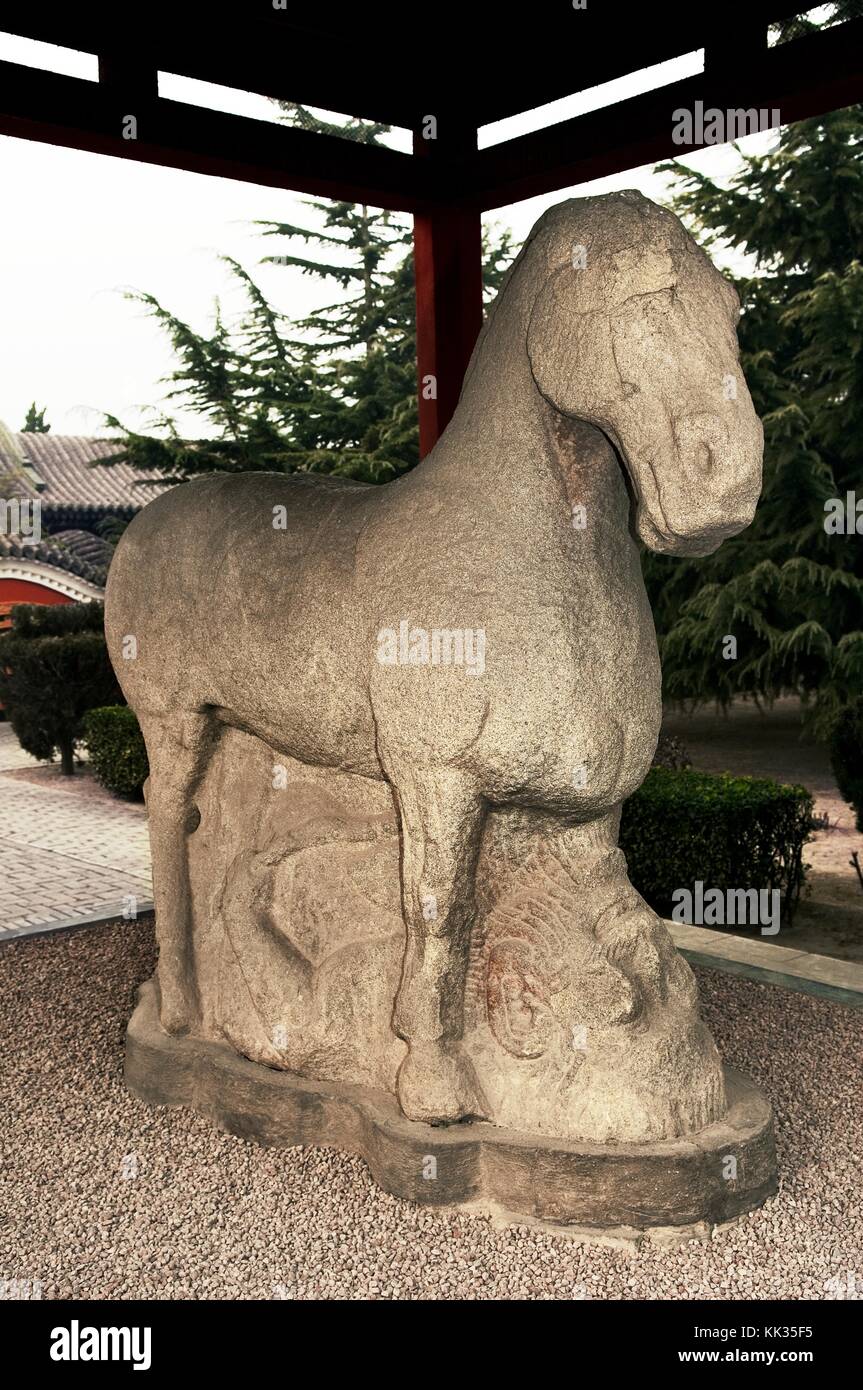 Mausolée Maoling près de Xi'an, province du Shaanxi, en Chine. Cheval en pierre ancienne Hun Piétinement date de soldat de la dynastie des Han de l'Ouest Banque D'Images