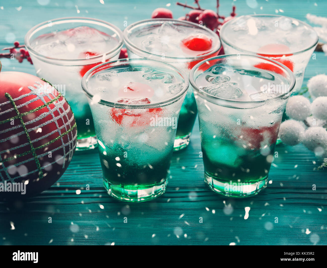 Le Parti vert de vacances de Noël avec boissons alcool apéritif festif.  Cerise shots et des ornements en bois sur tableau noir Photo Stock - Alamy