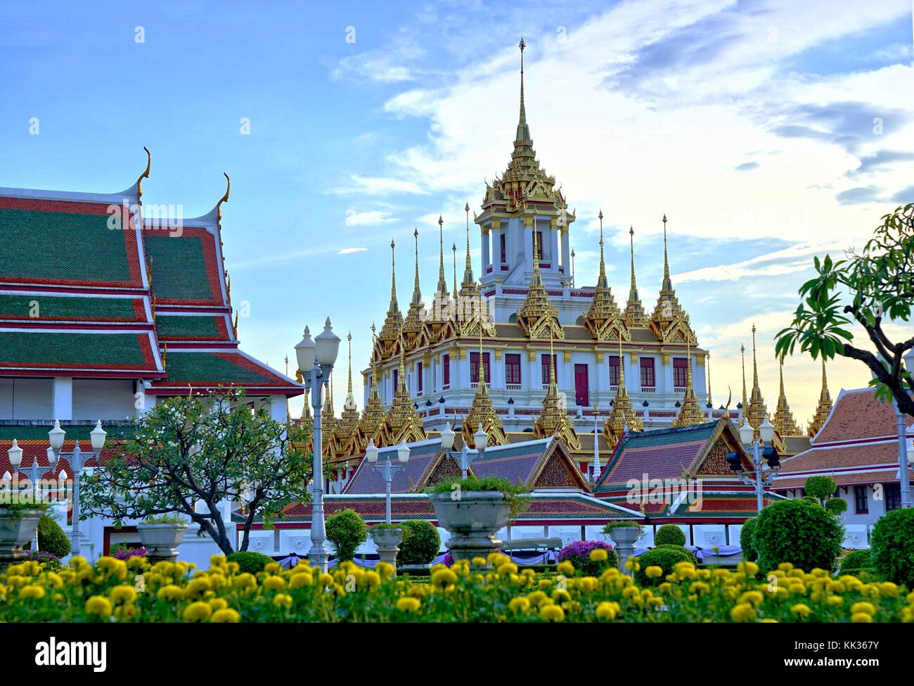 Wat Ratchanda Loha Prasat , le château métallique recouverte de feuilles d'or au ...
