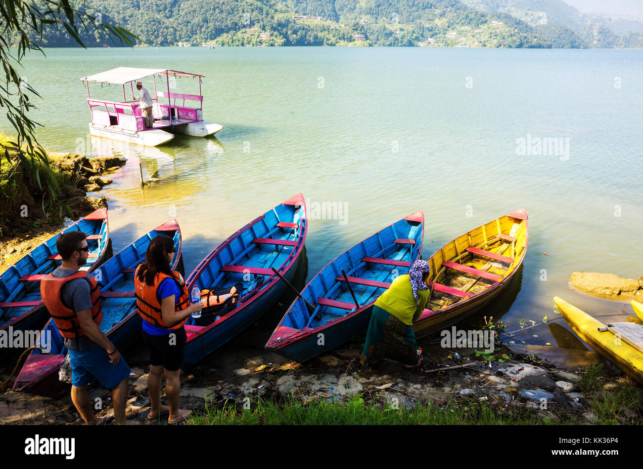 Un couple d'préparation pour une balade en bateau, lac Phewa, région du centre-ouest, Pokhara, Népal Banque D'Images