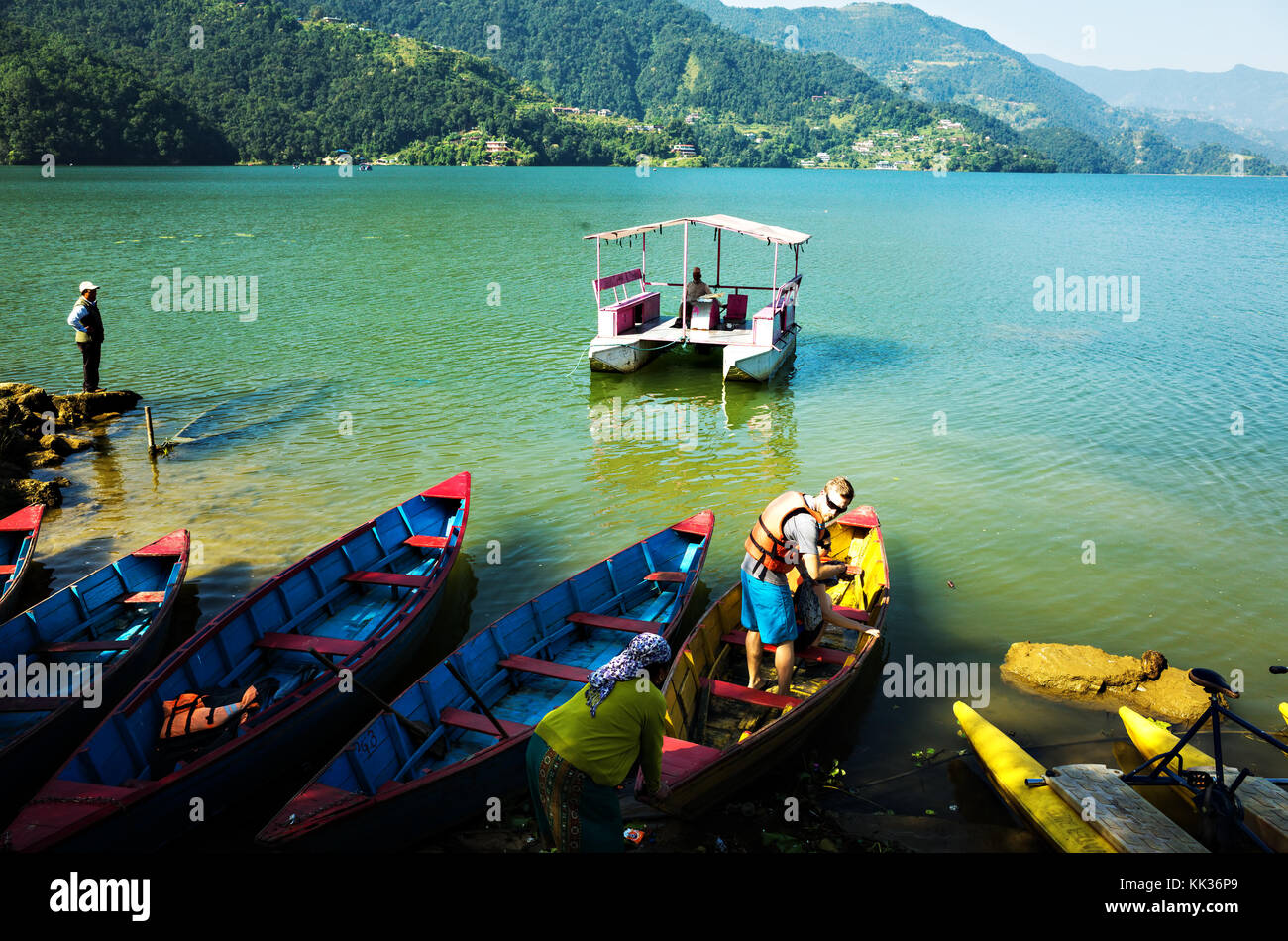 Un couple d'préparation pour une balade en bateau, lac Phewa, région du centre-ouest, Pokhara, Népal Banque D'Images