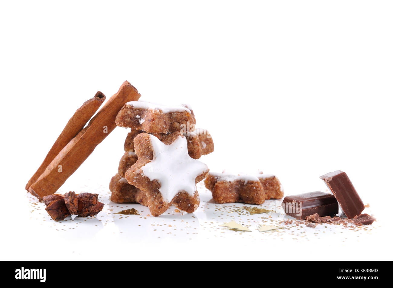Les cookies à la cannelle et du chocolat en paillettes d'or sur fond blanc Banque D'Images