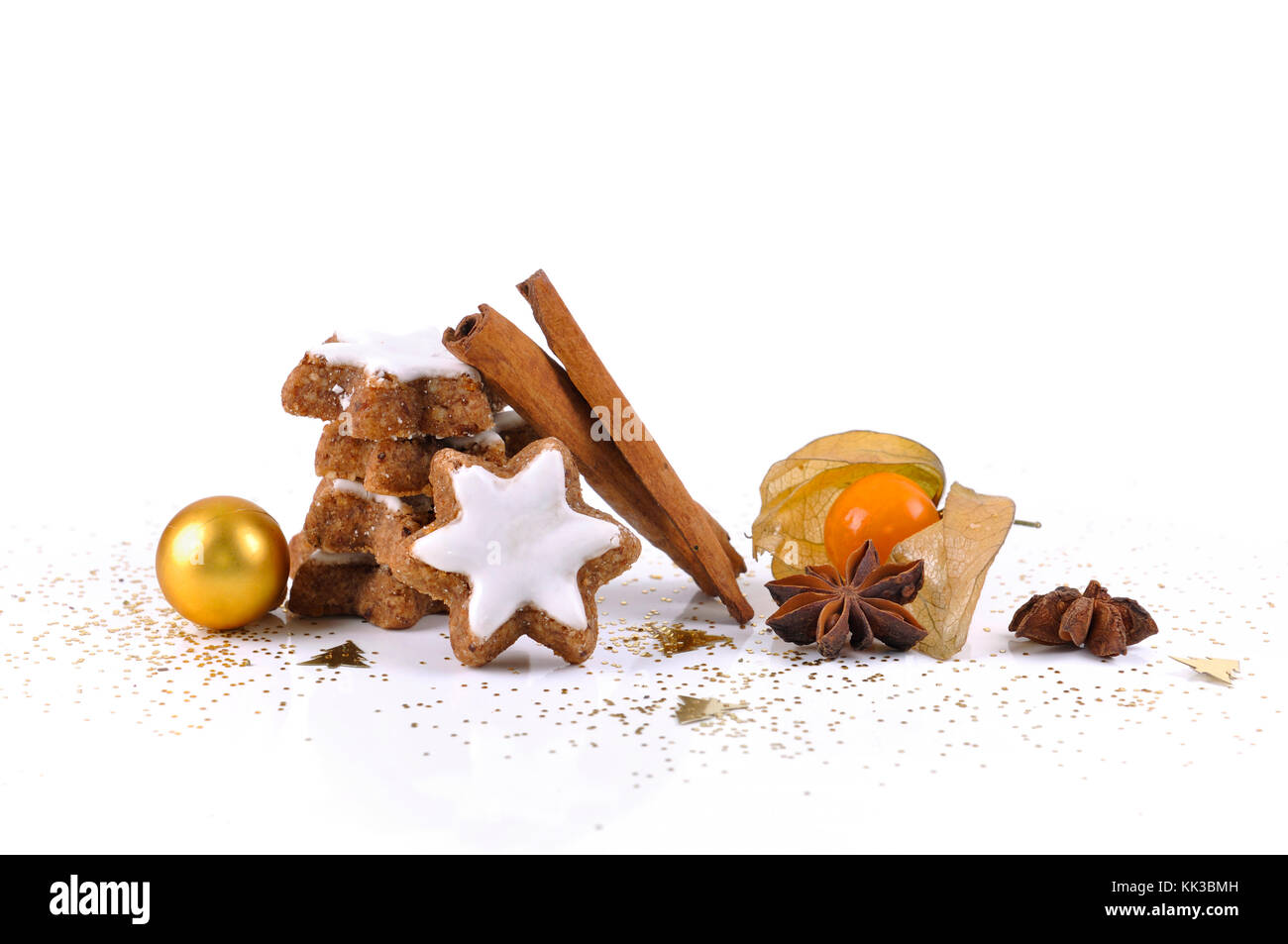 Biscuit à la cannelle et la badiane avec physalis en confettis sur fond blanc Banque D'Images